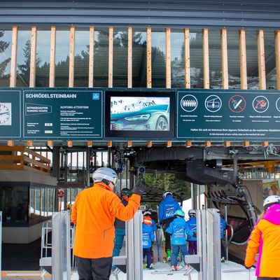 Access portal advertising screen Brauneck