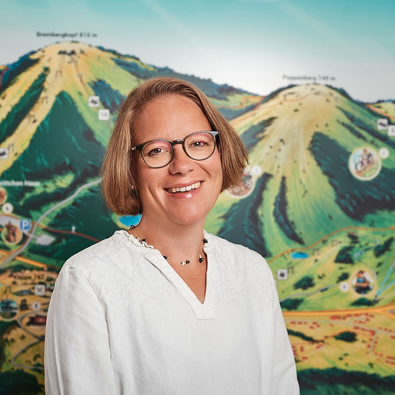 Porträt Sommer Angelika Führer Assistenz Bergbahnen/Grafik