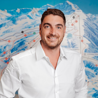 Employee Matthias Neuner against a winter backdrop