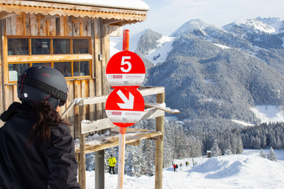 Ski slope marking red Spitzingsee