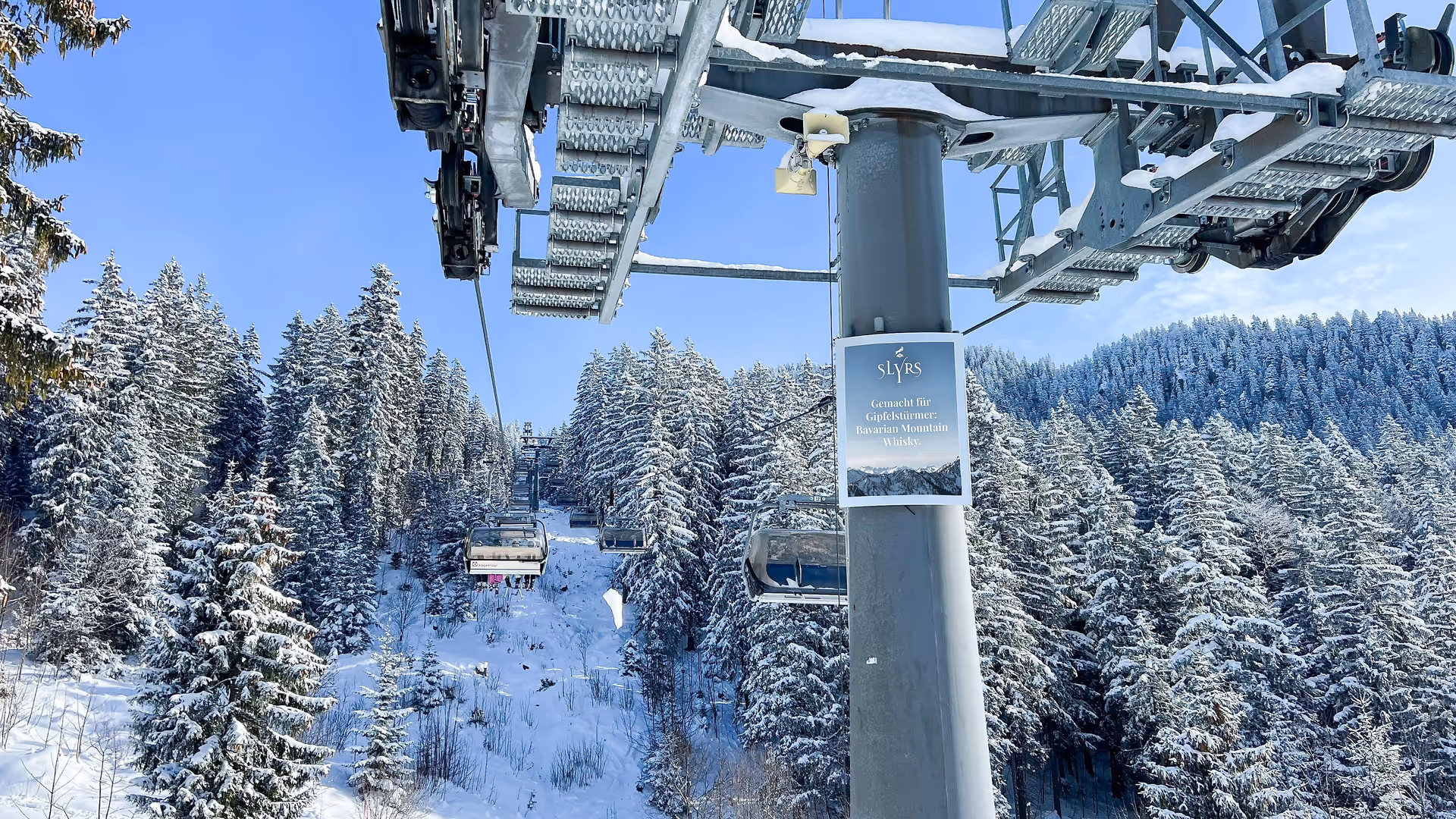 Liftstützenwerbung in Rottach-Egern an der Suttenbahn im Winter