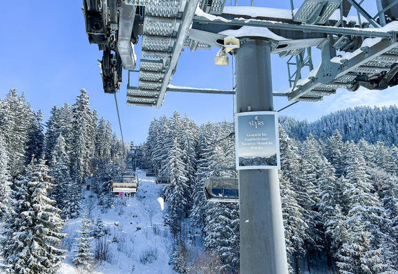 Liftstützenwerbung in Rottach-Egern an der Suttenbahn im Winter